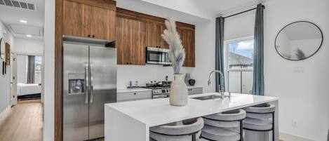 Kühlschrank, Mikrowelle, Ofen, Herdplatte