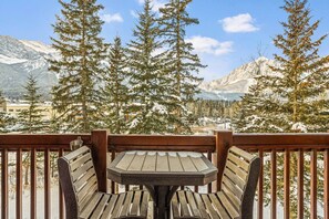 Outdoor dining - 1BR Rocky Mountain Hideaway w/ Hot Tubs, Gym & BBQ (Canmore)