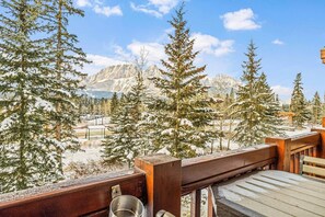 Property grounds - 1BR Rocky Mountain Hideaway w/ Hot Tubs, Gym & BBQ (Canmore)