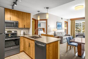Fridge, microwave, oven, stovetop - 1BR Rocky Mountain Hideaway w/ Hot Tubs, Gym & BBQ (Canmore)