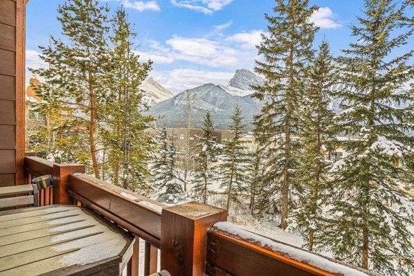 Property grounds - 1BR Rocky Mountain Hideaway w/ Hot Tubs, Gym & BBQ (Canmore)