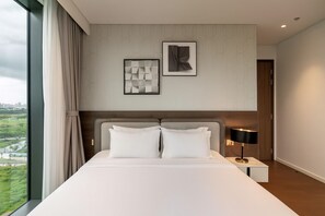 Minibar, individually decorated, individually furnished, desk - Metropole Urban Apartment Thu Thiem (Thanh pho Thu Duc)