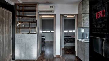 Työpöytä, kannettavalle tietokoneelle sopiva työtila, ilmainen Wi-Fi