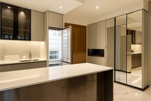 Fridge, microwave, oven, stovetop - Metropole Urban Apartment Thu Thiem (Thanh pho Thu Duc)