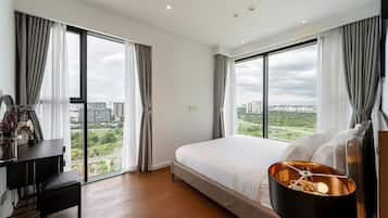 Apartamento básico, 2 habitaciones, balcón, vistas a la ciudad | Minibar, decoración individual, mobiliario individual y escritorio