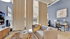 Smart TV, books - King 1B Steps to Downtown Parking and Gym Sleeps 6 (Dallas)