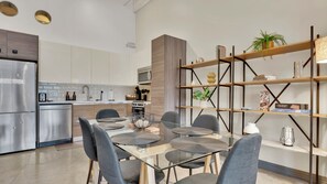 Dining - King 1B Steps to Downtown Parking and Gym Sleeps 6 (Dallas)