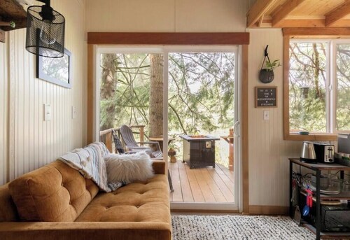 Cozy, modern treehouse w/ WiFi & Smart Projector, outdoor shower & soak tub
