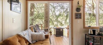 Cozy, modern treehouse w/ WiFi & Smart Projector, outdoor shower & soak tub