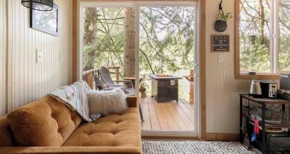 Cozy, modern treehouse w/ WiFi & Smart Projector, outdoor shower & soak tub