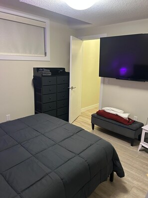 Tabla de planchar con plancha, wifi gratis y ropa de cama 