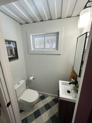 تجهيزات دش، مجففات شعر، مناشف، صابون