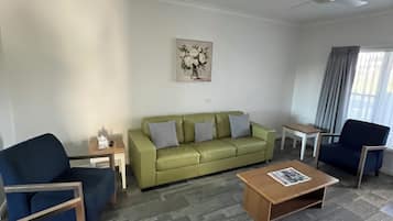 Family Studio Suite | Iron/ironing board, free WiFi, bed sheets