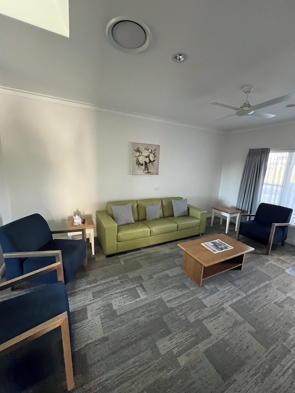 Family Studio Suite | Iron/ironing board, free WiFi, bed sheets - Macquarie Home Stay (Dubbo)
