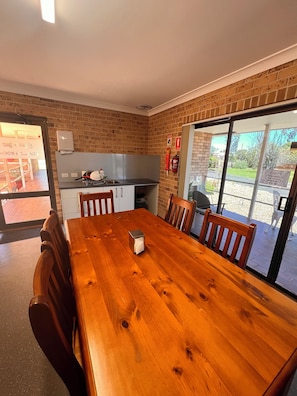 Economy Double Room, Housekeeping | Shared kitchen facilities | Mini-fridge - Christine Griffiths Units (Dubbo)