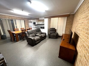 Economy Double Room, Housekeeping | Shared kitchen facilities | Full-sized fridge, high chair - Macquarie Home Stay (Dubbo)