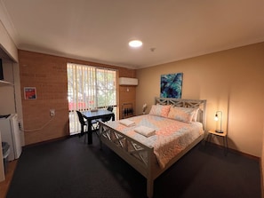 Economy-Doppelzimmer, Zimmerreinigung | Schreibtisch, kostenloses WLAN, Bettwäsche, Rollstuhlgeeignet