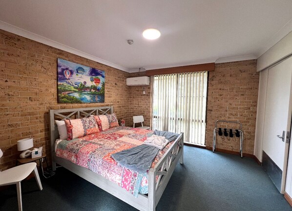 Economy Double Room, Housekeeping - Macquarie Home Stay (Dubbo)