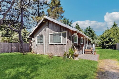 Cozy coastal cottage with modern kitchen, dog-friendly spaces, and beach access