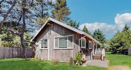Cozy coastal cottage with modern kitchen, dog-friendly spaces, and beach access