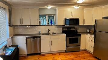 Kjøleskap, mikrobølgeovn, ovn og kokeplater