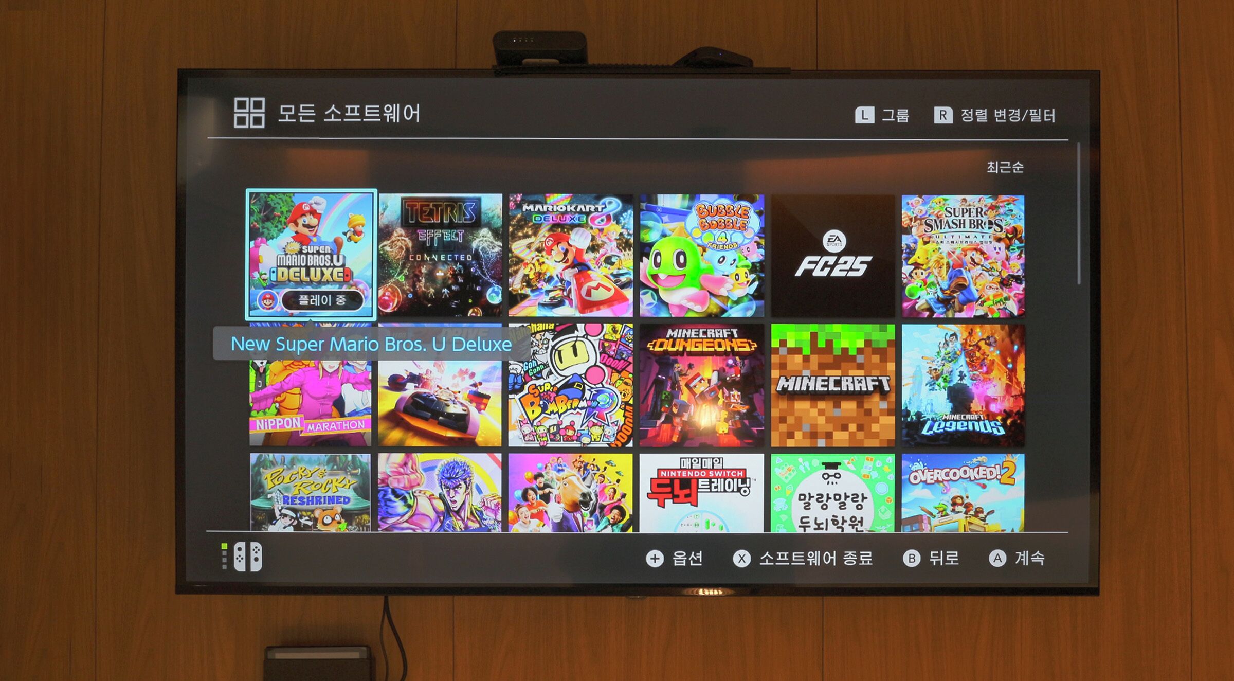 Un televisor mostrando una selección de videojuegos.