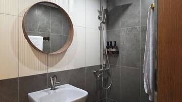 Ducha, secador de pelo, toallas, shampoo