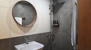 Douche, séchoir à cheveux, serviettes fournies, shampooing