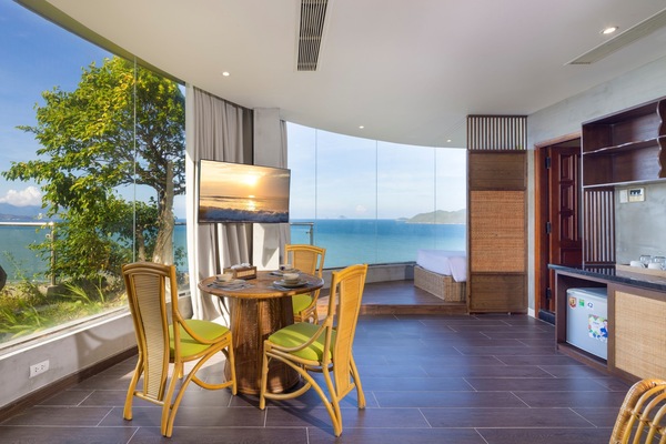 Estudio Elite, vista al mar | Área de sala de estar | Smart TV de 42 pulgadas con canales digitales