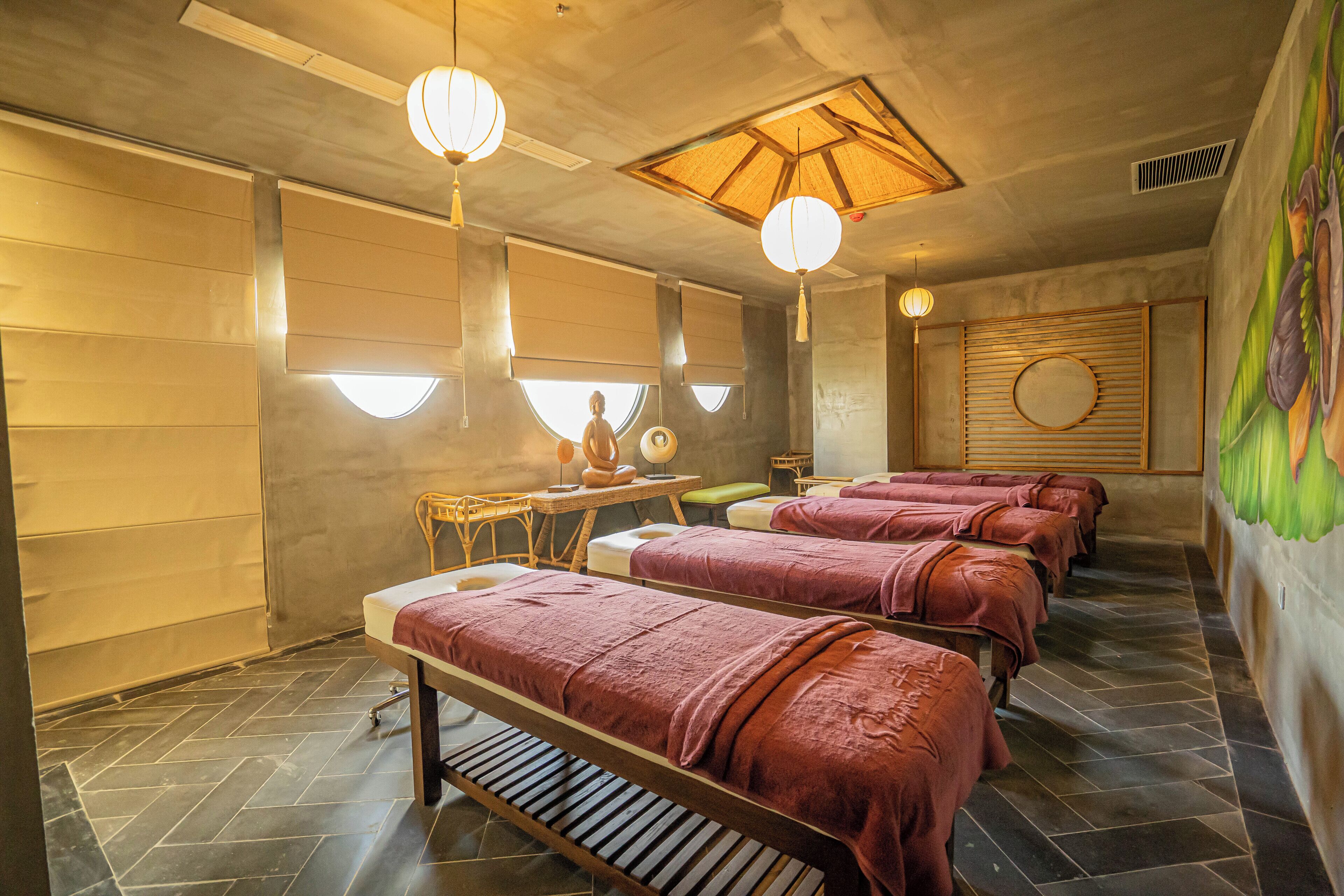 Perawatan tubuh, aromaterapi, dan pijat dengan batu panas