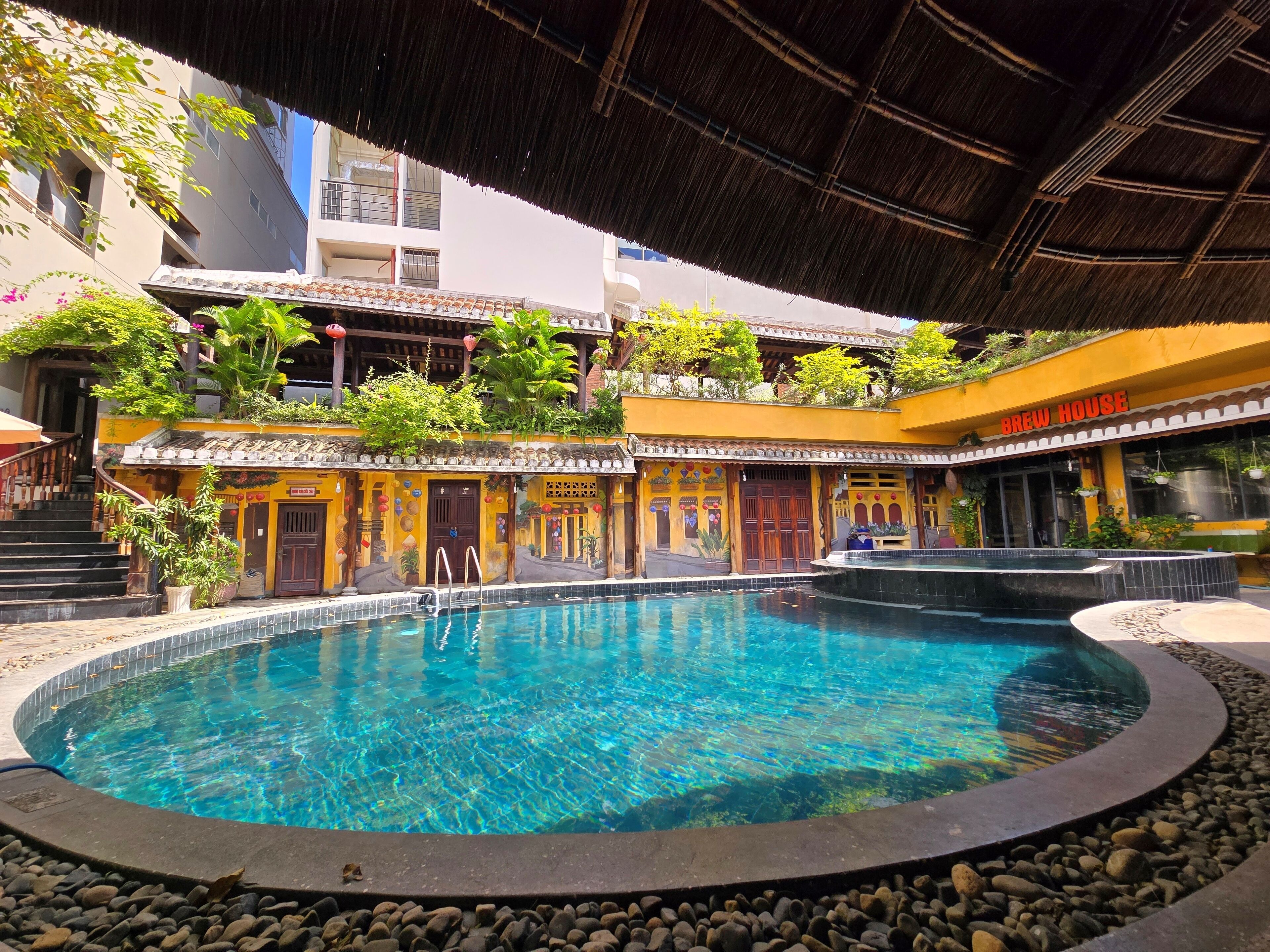 2 innendørsbassenger og utendørsbasseng