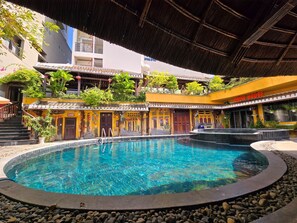 2 indoor pools, outdoor pool