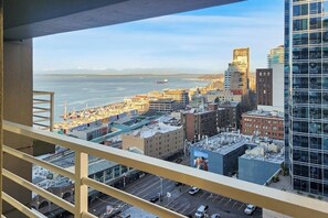 Property grounds - Downtown condo with shared indoor pool & hot tub near Pike Place Market (Seattle)