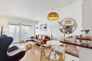TV - Downtown condo with shared indoor pool & hot tub near Pike Place Market (Seattle)
