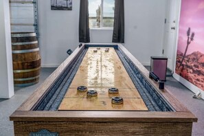 Games room - Desert Sunrise: Arcade+Hot Tub+Bocce (Joshua Tree)