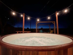Outdoor spa tub - Desert Sunrise: Arcade+Hot Tub+Bocce (Joshua Tree)