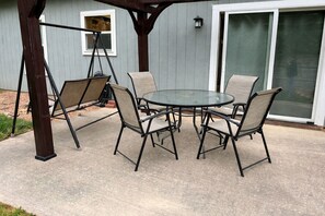 Outdoor dining - Charming 3-bedroom house, sleeps 8, easy access to K-10 (Lawrence)