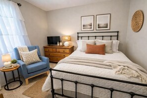 3 bedrooms, iron/ironing board, WiFi, bed sheets - Charming 3-bedroom house, sleeps 8, easy access to K-10 (Lawrence)