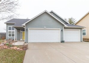 Exterior - Charming 3-bedroom house, sleeps 8, easy access to K-10 (Lawrence)