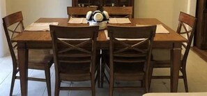 Dining - Charming 3-bedroom house, sleeps 8, easy access to K-10 (Lawrence)