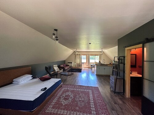 Huge Garden Loft for single or group stays at Baker Rocks - Ski, Climb, Swim