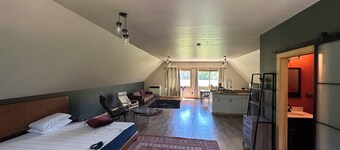 Huge Garden Loft for single or group stays at Baker Rocks - Ski, Climb, Swim