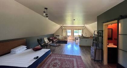 Huge Garden Loft for single or group stays at Baker Rocks - Ski, Climb, Swim