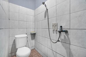 Standard Double Room | Bathroom | Shower, towels, soap, shampoo - OYO 3738 Pemda 22 Mansion (Bogor)