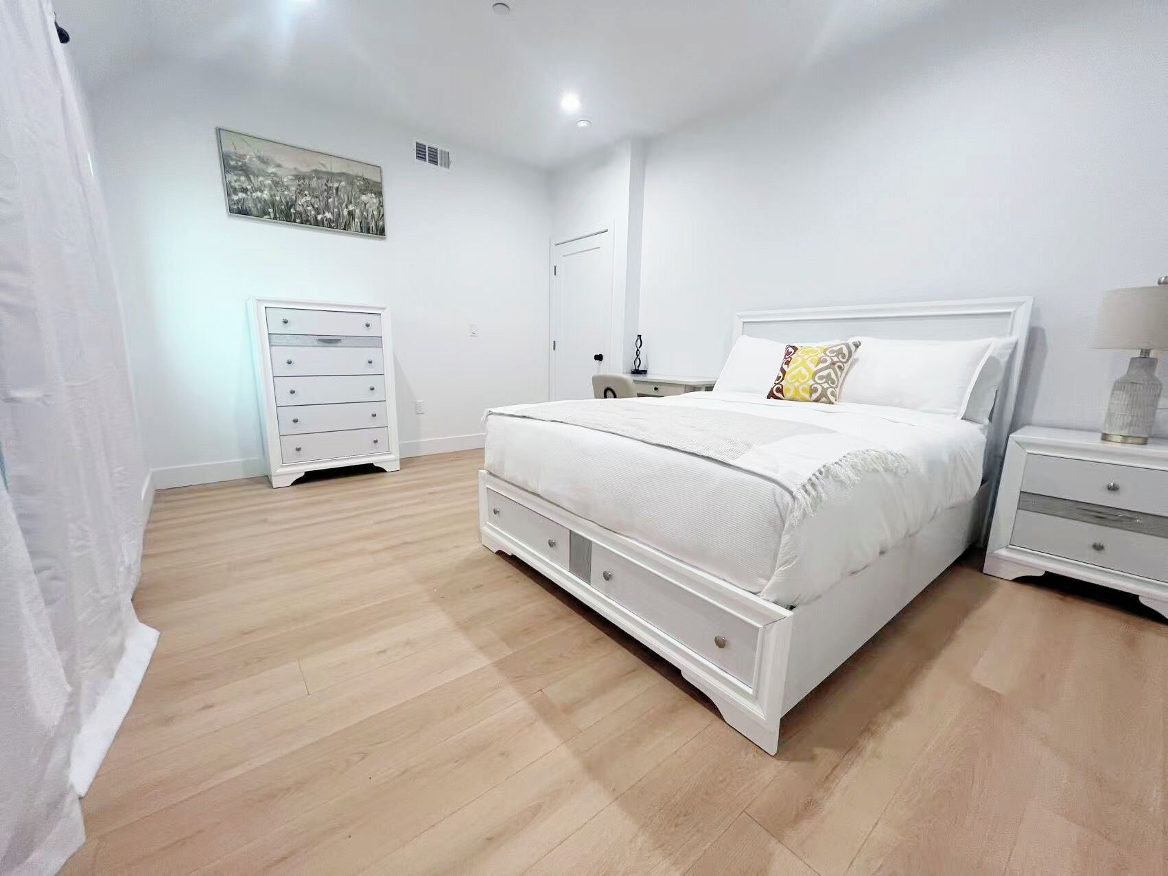 3 bedrooms, iron/ironing board, WiFi, bed sheets