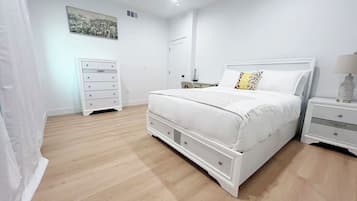 3 bedrooms, iron/ironing board, WiFi, bed sheets
