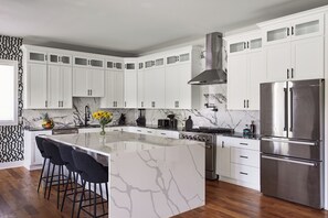 Microwave, oven, stovetop, dishwasher - Pickleball-Glam Room-Karaoke Club-Hot Tub-3+ Acres (Nashville)