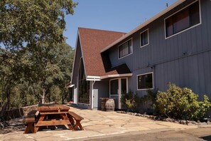 Outdoor dining - 4 Rock Ranch - Mountain Escape (Middletown)