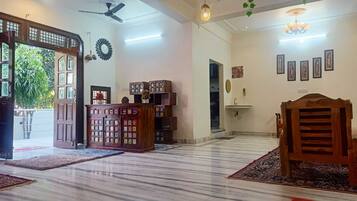 32-tommers fladskærms-tv med kabelkanaler