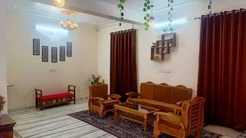 32-tommers fladskærms-tv med kabelkanaler